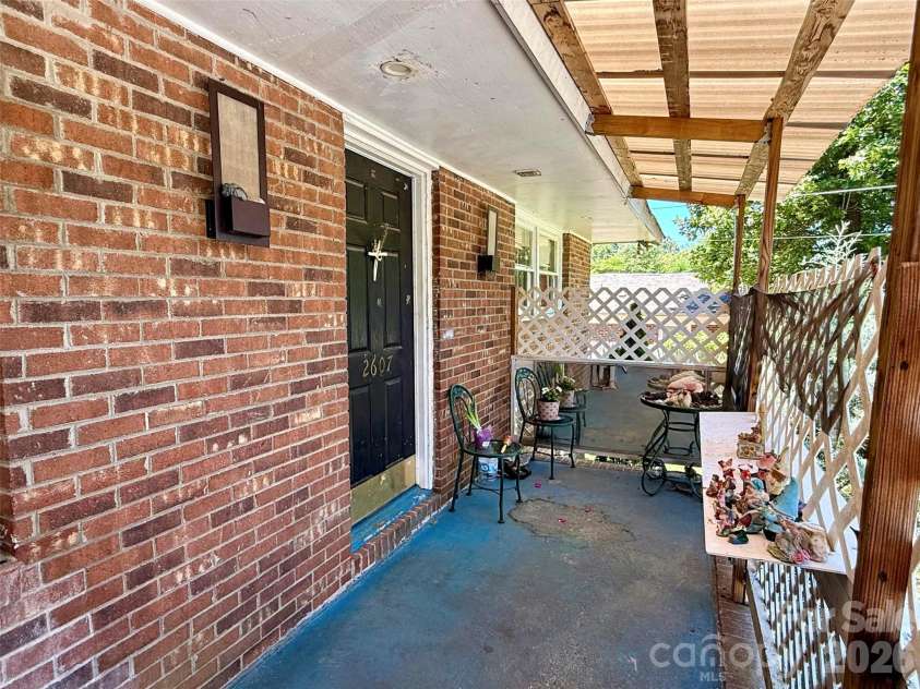 2607 Crescent Lane, Gastonia, NC 28052.  MLS# CAR4382323, YatesRealty ID 22126. 