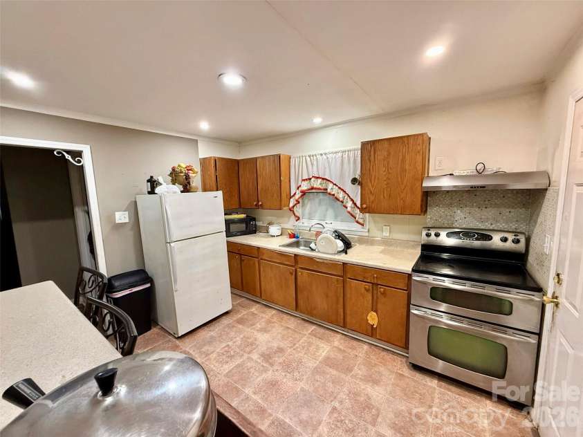 2607 Crescent Lane, Gastonia, NC 28052.  MLS# CAR4382323, YatesRealty ID 22126. 