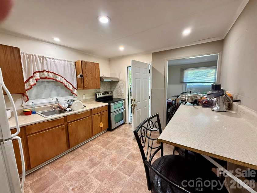 2607 Crescent Lane, Gastonia, NC 28052.  MLS# CAR4382323, YatesRealty ID 22126. 