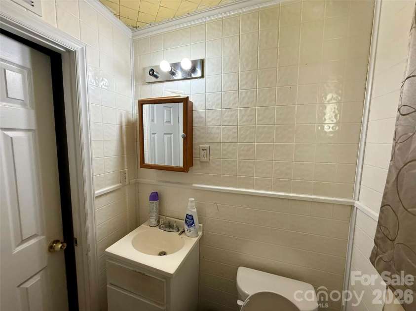 2607 Crescent Lane, Gastonia, NC 28052.  MLS# CAR4382323, YatesRealty ID 22126. 