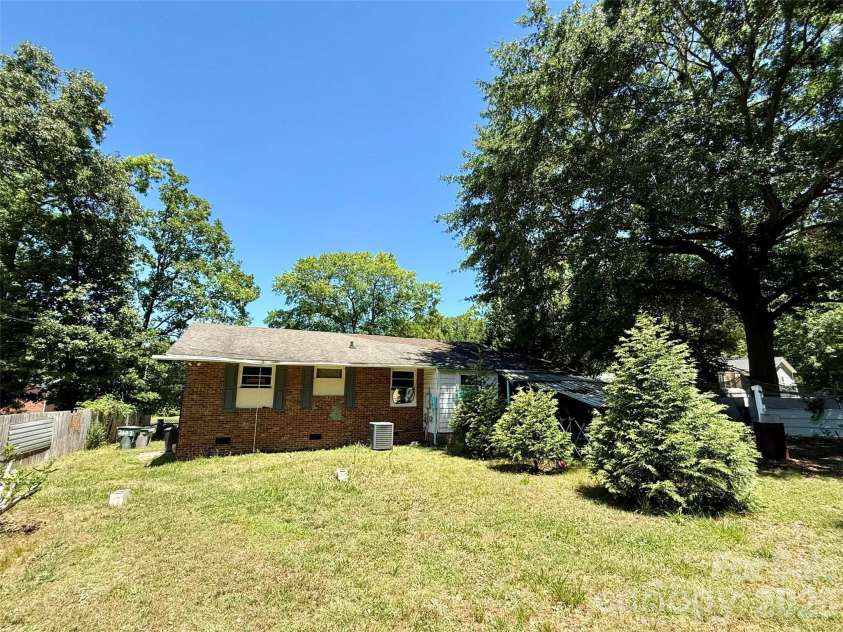 2607 Crescent Lane, Gastonia, NC 28052.  MLS# CAR4382323, YatesRealty ID 22126. 