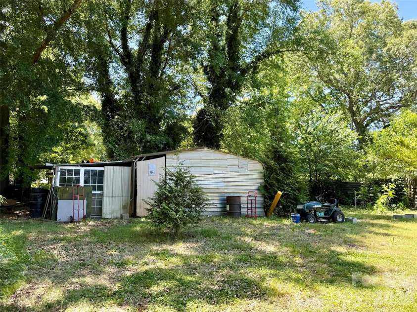 2607 Crescent Lane, Gastonia, NC 28052.  MLS# CAR4382323, YatesRealty ID 22126. 
