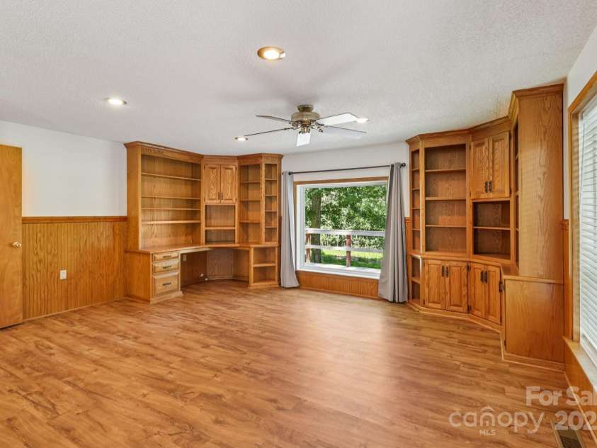 119 Legacy Lane, Harmony, NC 28634.  MLS# CAR4294206, YatesRealty ID 22127. Family room with built in desk and storage