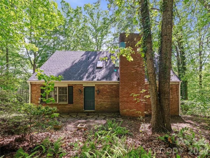 639 Hunter Street, Burnsville, NC 28714.  MLS# CAR4379449, YatesRealty ID 22128. 