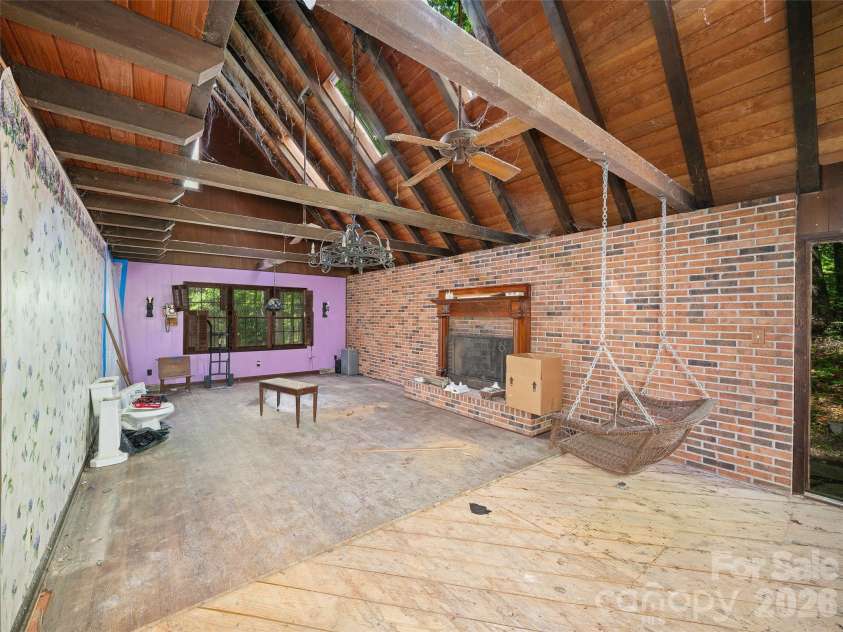 639 Hunter Street, Burnsville, NC 28714.  MLS# CAR4379449, YatesRealty ID 22128. 
