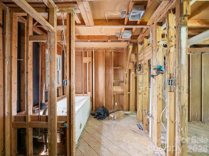 639 Hunter Street, Burnsville, NC 28714.  MLS# CAR4379449, YatesRealty ID 22128. 