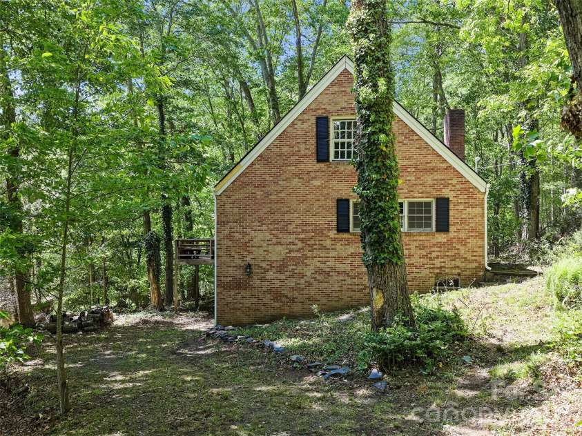 639 Hunter Street, Burnsville, NC 28714.  MLS# CAR4379449, YatesRealty ID 22128. 