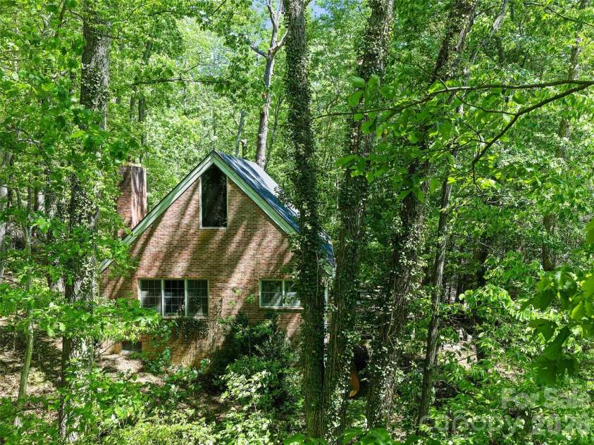 639 Hunter Street, Burnsville, NC 28714.  MLS# CAR4379449, YatesRealty ID 22128. 