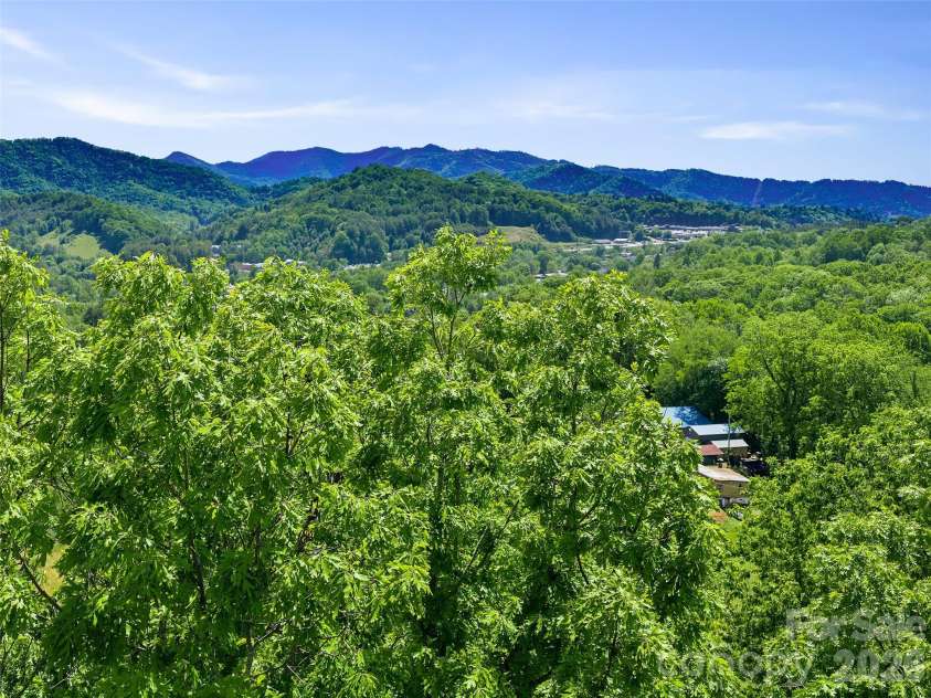 639 Hunter Street, Burnsville, NC 28714.  MLS# CAR4379449, YatesRealty ID 22128. 