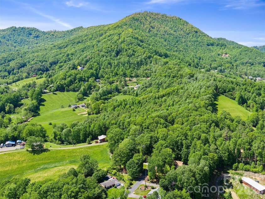 639 Hunter Street, Burnsville, NC 28714.  MLS# CAR4379449, YatesRealty ID 22128. 