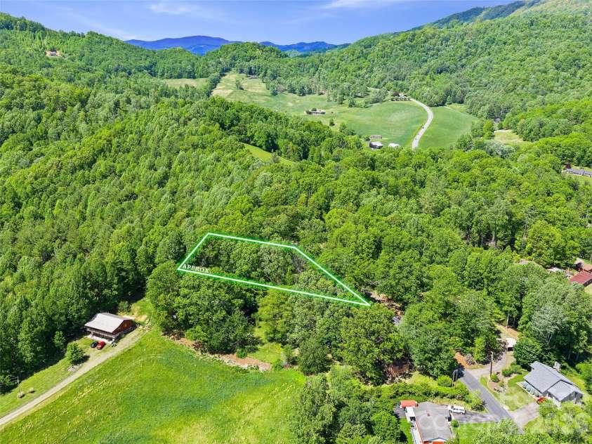 639 Hunter Street, Burnsville, NC 28714.  MLS# CAR4379449, YatesRealty ID 22128. 