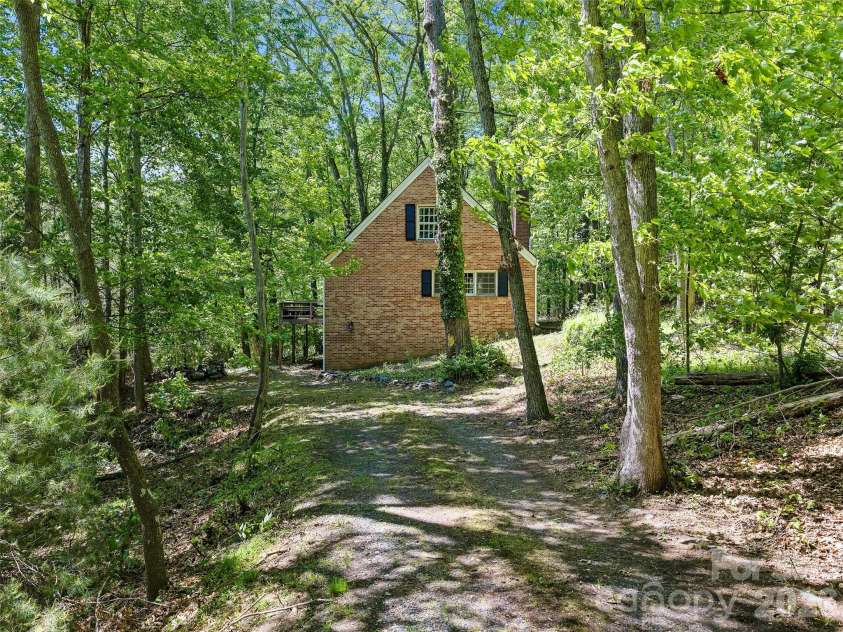639 Hunter Street, Burnsville, NC 28714.  MLS# CAR4379449, YatesRealty ID 22128. 