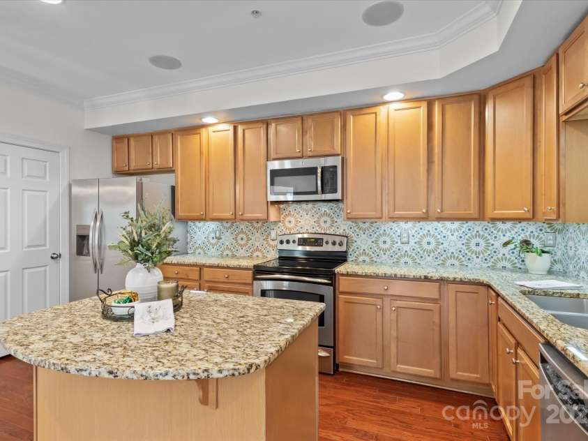 1530 Church Street, Charlotte, NC 28203.  MLS# CAR4259116, YatesRealty ID 22130. Kitchen with island and seating area, under cabinet lights and a stylish, new tiled backsplash