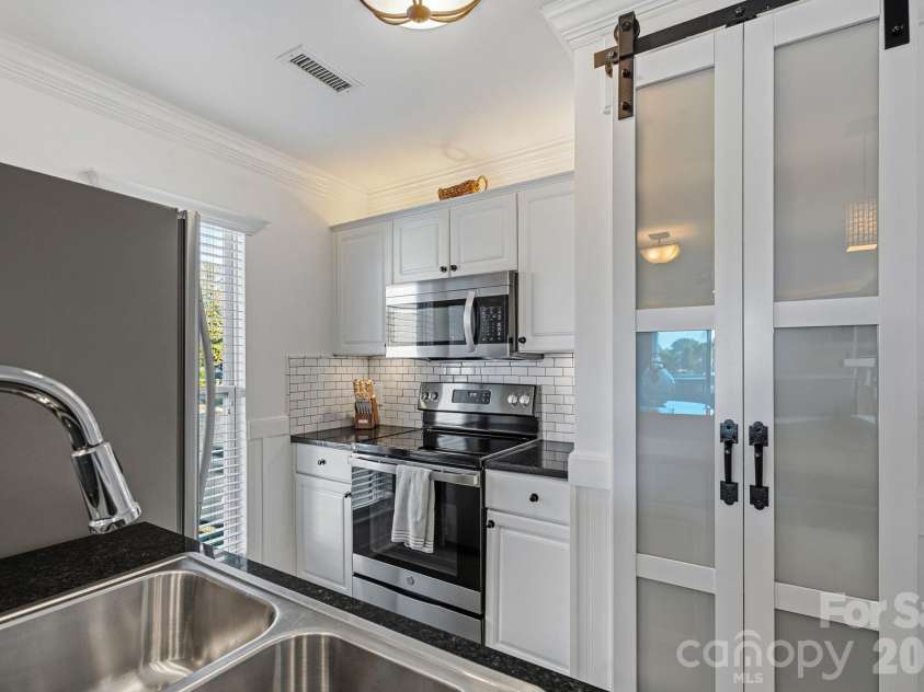 18797 Vineyard Point Lane, Cornelius, NC 28031.  MLS# CAR4434795, YatesRealty ID 22130. 