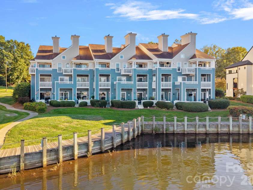 18797 Vineyard Point Lane, Cornelius, NC 28031.  MLS# CAR4434795, YatesRealty ID 22130. 