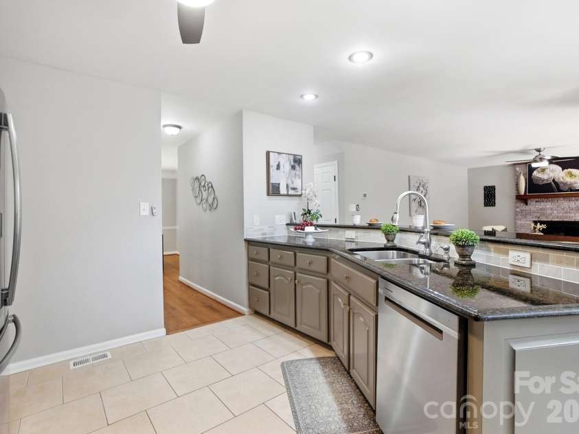 4218 Patriots Way, Gastonia, NC 28056.  MLS# CAR4354947, YatesRealty ID 22132. 
