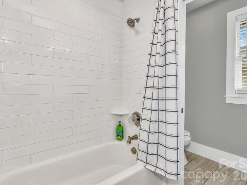 20 Phillip Lane, Arden, NC 28704.  MLS# CAR4365933, YatesRealty ID 22133. 