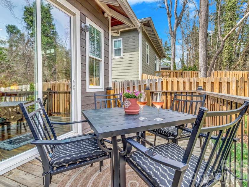 20 Phillip Lane, Arden, NC 28704.  MLS# CAR4365933, YatesRealty ID 22133. 