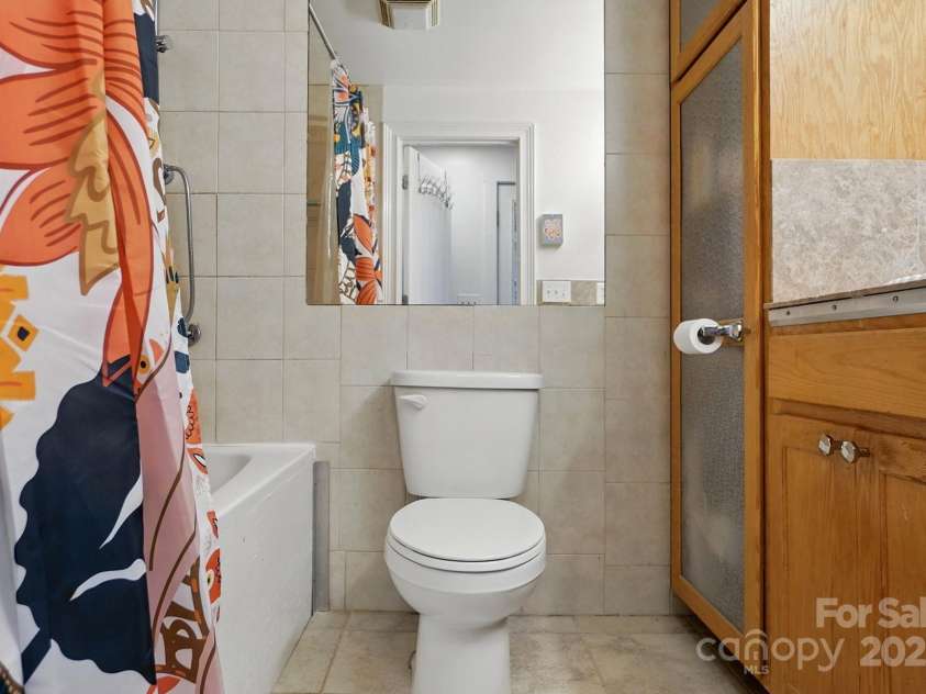 4235 Howie Circle, Charlotte, NC 28205.  MLS# CAR4258170, YatesRealty ID 22134. Bathroom
