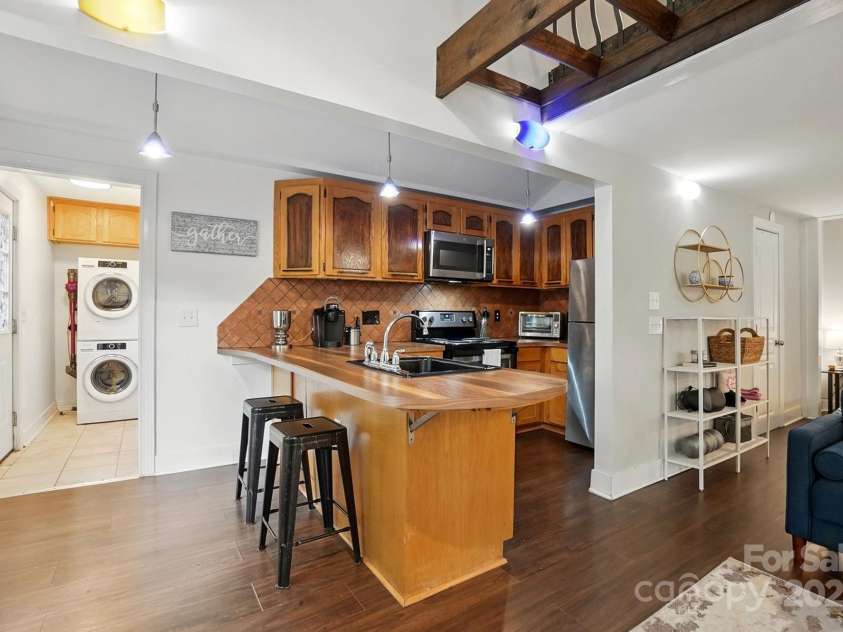 4235 Howie Circle, Charlotte, NC 28205.  MLS# CAR4258170, YatesRealty ID 22134. Breakfast area