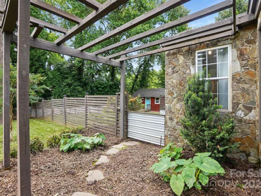 4235 Howie Circle, Charlotte, NC 28205.  MLS# CAR4258170, YatesRealty ID 22134. Gate to back yard