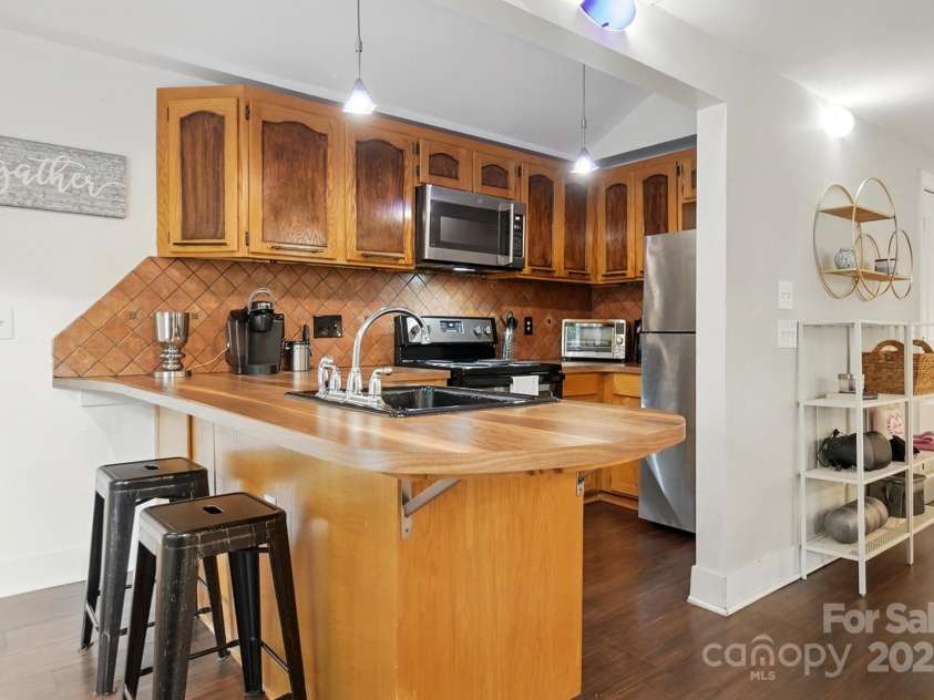 4235 Howie Circle, Charlotte, NC 28205.  MLS# CAR4258170, YatesRealty ID 22134. Kitchen