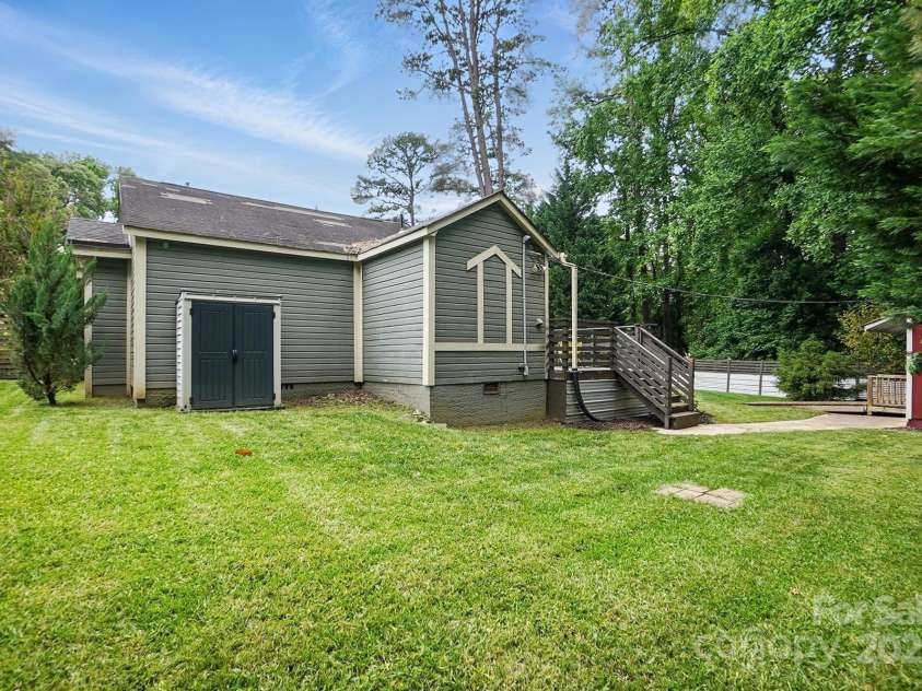4235 Howie Circle, Charlotte, NC 28205.  MLS# CAR4258170, YatesRealty ID 22134. Large yard
