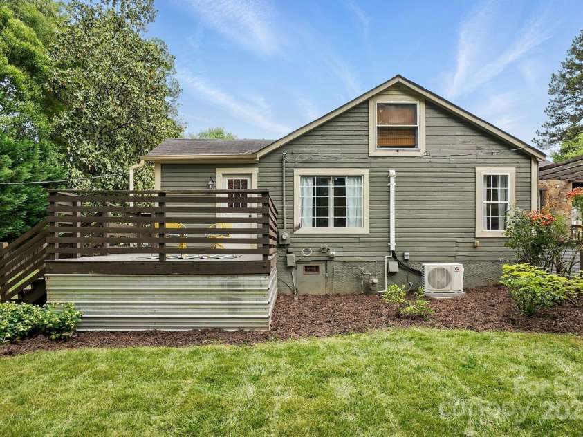 4235 Howie Circle, Charlotte, NC 28205.  MLS# CAR4258170, YatesRealty ID 22134. Side & deck of front howie