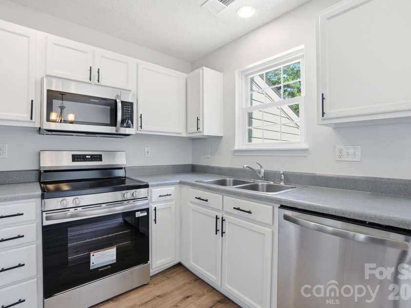 10584 English Setter Way, Charlotte, NC 28269.  MLS# CAR4377781, YatesRealty ID 22137. 
