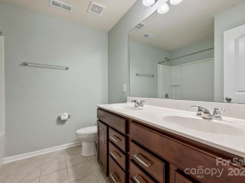 7209 Brookline Place, Huntersville, NC 28078.  MLS# CAR4251054, YatesRealty ID 22137. Guest Full Bath