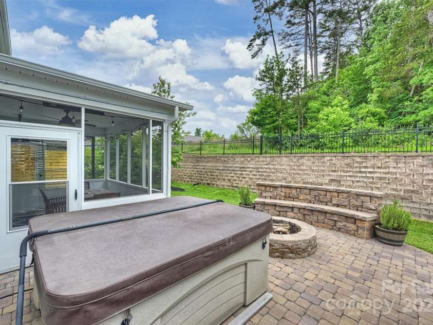 7209 Brookline Place, Huntersville, NC 28078.  MLS# CAR4251054, YatesRealty ID 22137. Hot Tub Conveys!