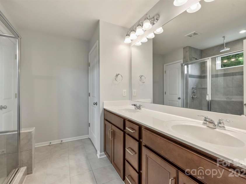 7209 Brookline Place, Huntersville, NC 28078.  MLS# CAR4251054, YatesRealty ID 22137. Primary Bath with Dual Vanities