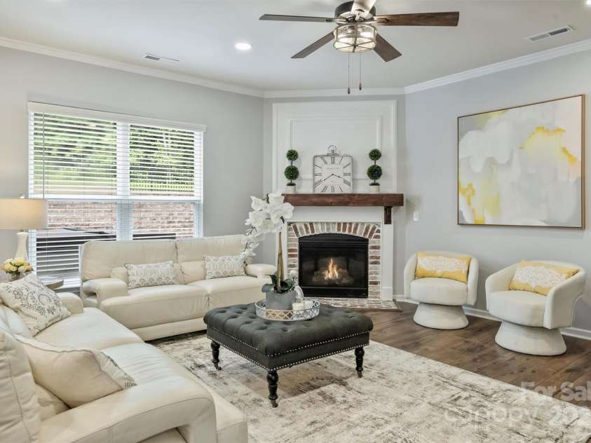 7209 Brookline Place, Huntersville, NC 28078.  MLS# CAR4251054, YatesRealty ID 22137. Spacious Living Room