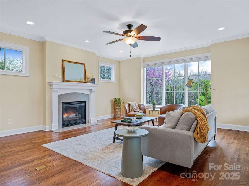 17 Kiftsgate Court, Asheville, NC 28804.  MLS# CAR4242474, YatesRealty ID 22138. Open floor plan that is flooded with natural light