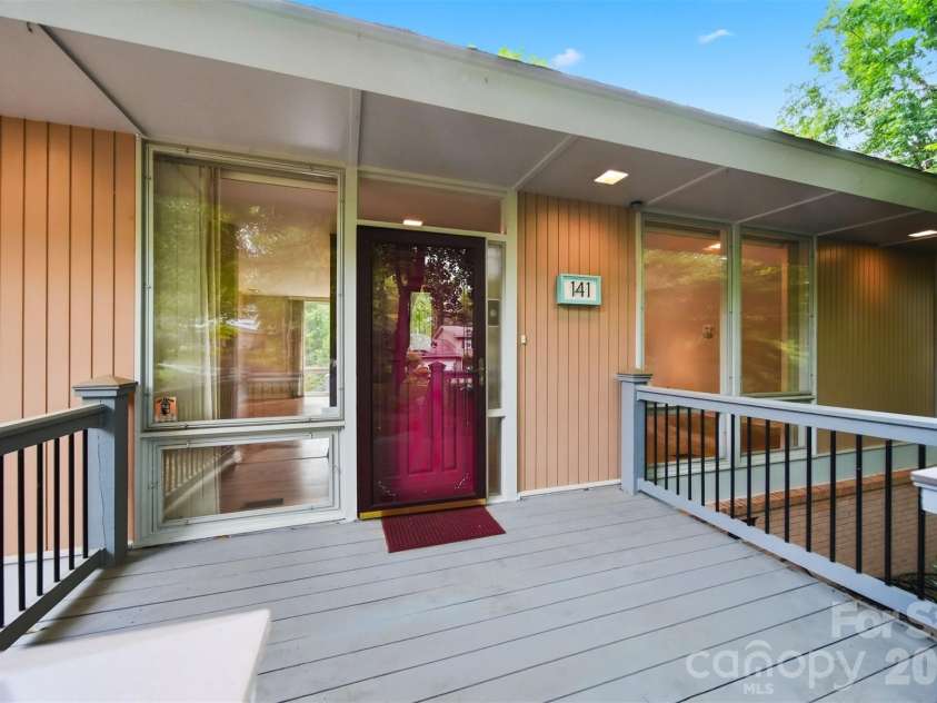 141 36th Avenue, Hickory, NC 28601.  MLS# CAR4381036, YatesRealty ID 22139. 