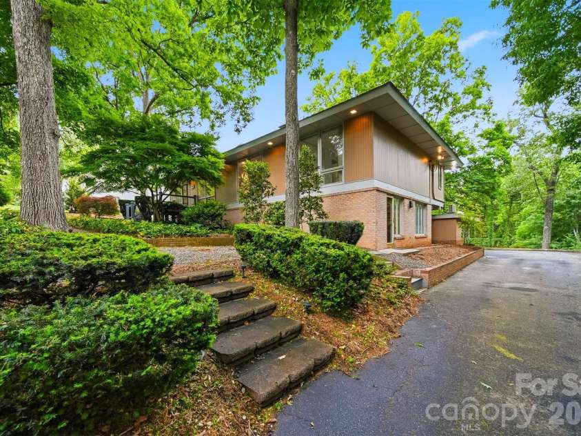 141 36th Avenue, Hickory, NC 28601.  MLS# CAR4381036, YatesRealty ID 22139. 