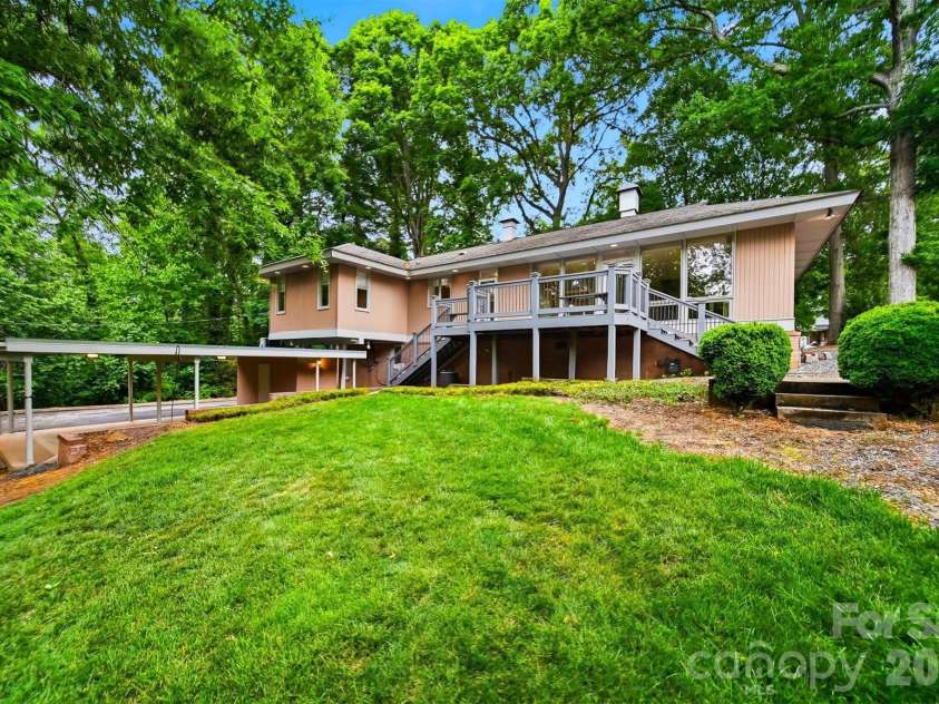 141 36th Avenue, Hickory, NC 28601.  MLS# CAR4381036, YatesRealty ID 22139. 