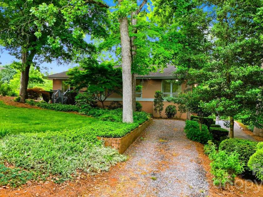 141 36th Avenue, Hickory, NC 28601.  MLS# CAR4381036, YatesRealty ID 22139. 