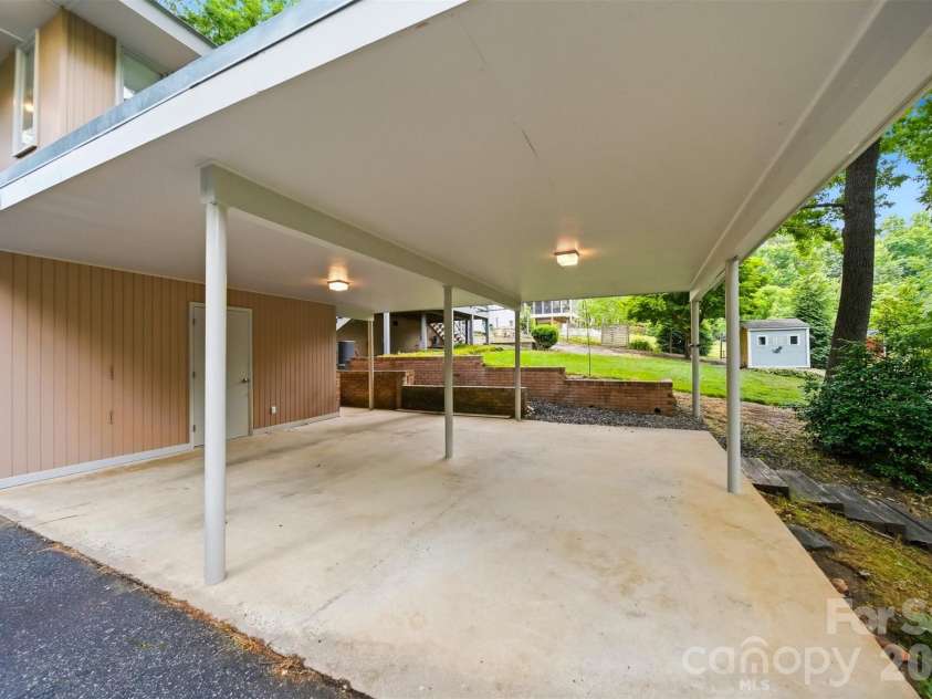 141 36th Avenue, Hickory, NC 28601.  MLS# CAR4381036, YatesRealty ID 22139. 