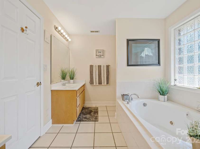 14340 Kendalton Meadow Drive, Mint Hill, NC 28227.  MLS# CAR4254696, YatesRealty ID 22139. Dual vanities