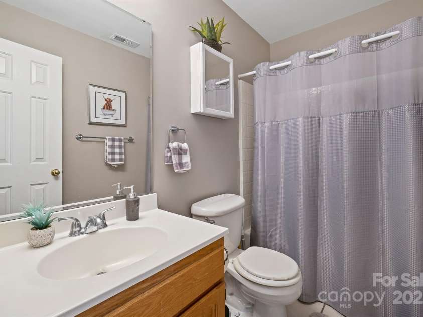 14340 Kendalton Meadow Drive, Mint Hill, NC 28227.  MLS# CAR4254696, YatesRealty ID 22139. Upstairs bath