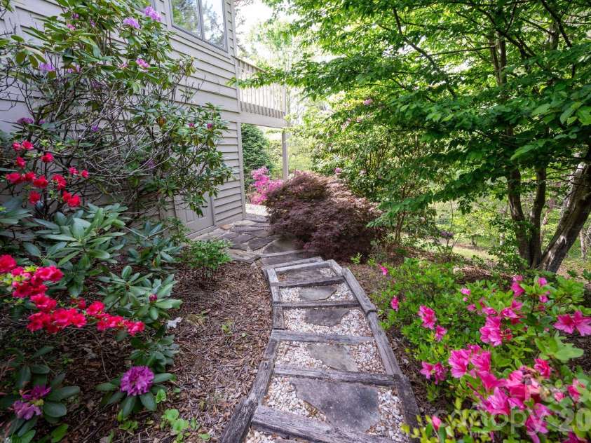 4 Zachary Ridge Road, Asheville, NC 28804.  MLS# CAR4363422, YatesRealty ID 22143. Easy Transition from Front to Back Yard