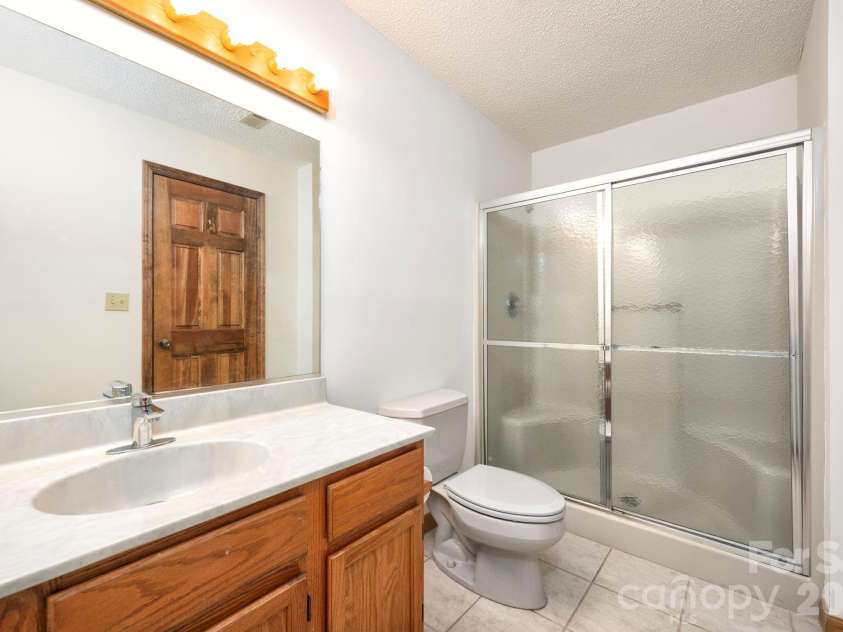 4 Zachary Ridge Road, Asheville, NC 28804.  MLS# CAR4363422, YatesRealty ID 22143. Second Full Bath