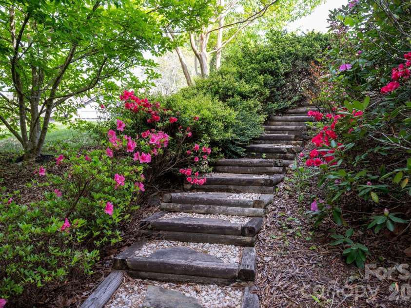4 Zachary Ridge Road, Asheville, NC 28804.  MLS# CAR4363422, YatesRealty ID 22143. Wood-Framed Step Meander