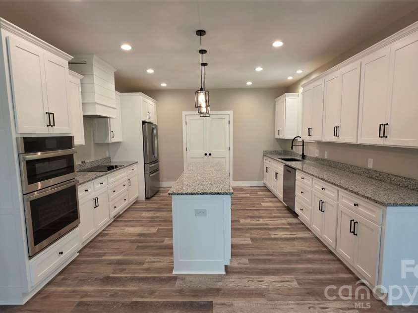 194 Donsdale Drive, Statesville, NC 28625.  MLS# CAR4365500, YatesRealty ID 22146. 