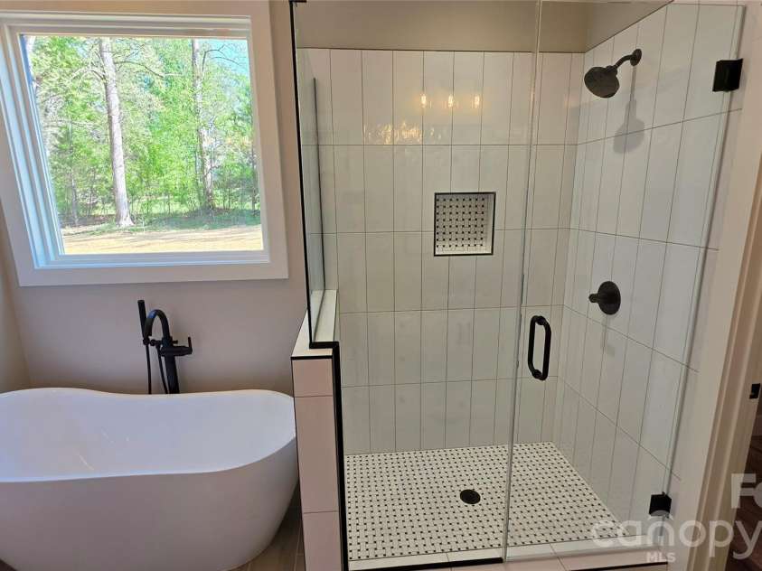 194 Donsdale Drive, Statesville, NC 28625.  MLS# CAR4365500, YatesRealty ID 22146. 