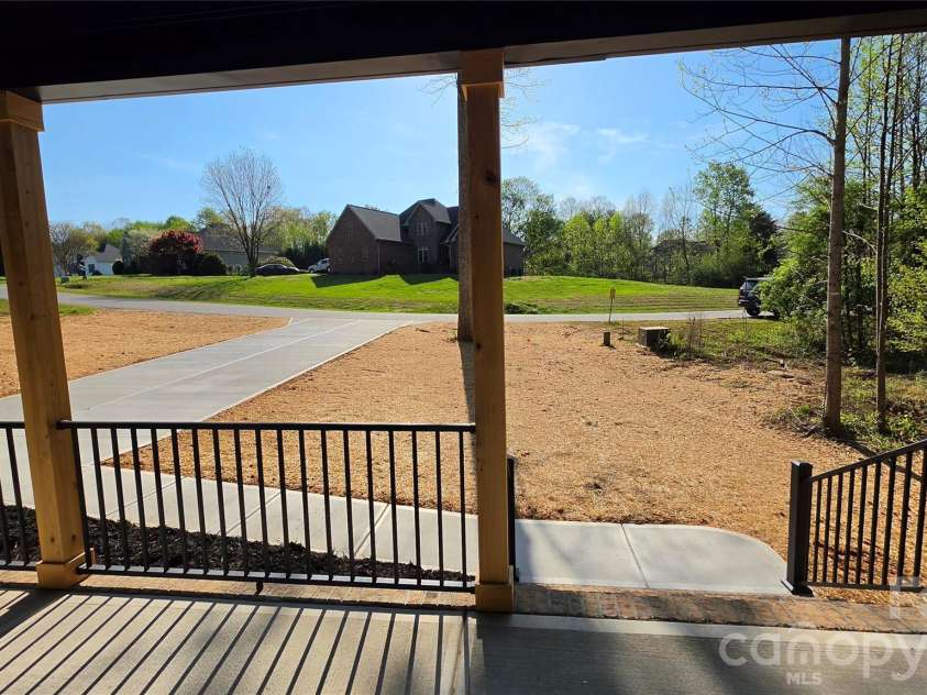 194 Donsdale Drive, Statesville, NC 28625.  MLS# CAR4365500, YatesRealty ID 22146. Front Porch View