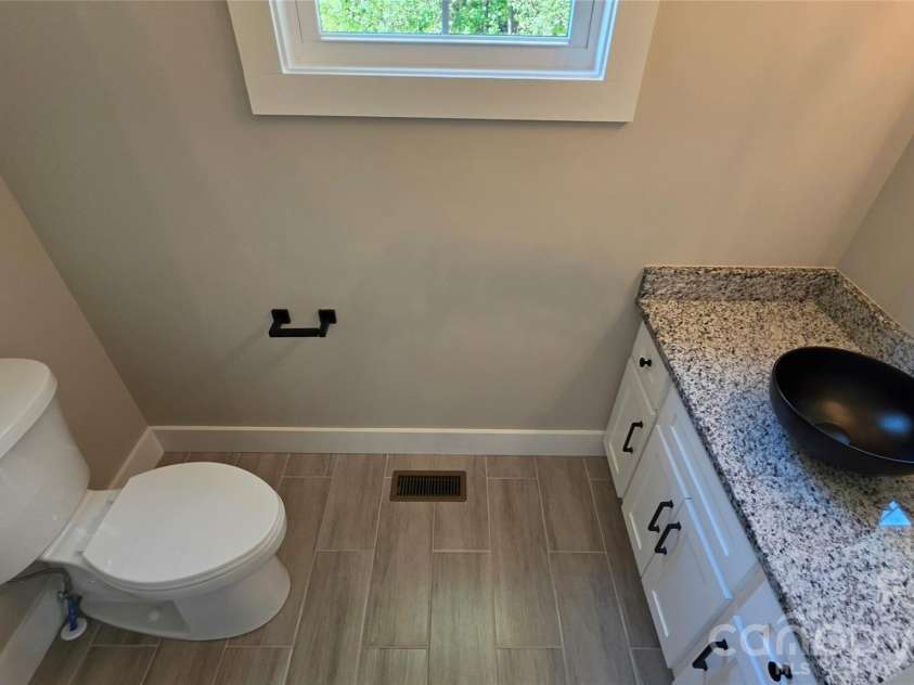 194 Donsdale Drive, Statesville, NC 28625.  MLS# CAR4365500, YatesRealty ID 22146. Half Bath Off Foyer