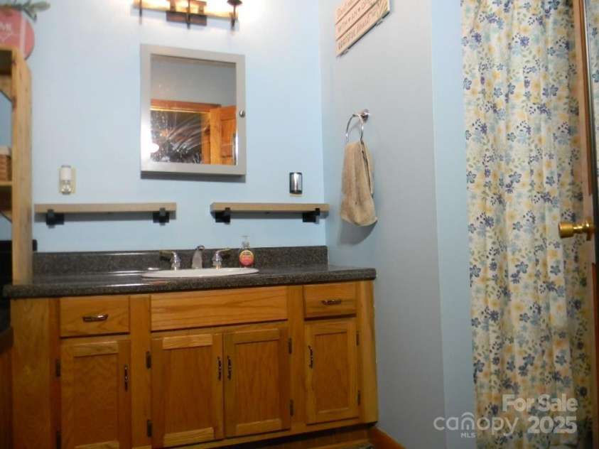 1425 Sorrells Cove Road, Clyde, NC 28721.  MLS# CAR4274048, YatesRealty ID 22147. Jack & Jill Bathroom