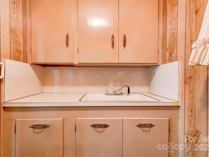 2005 Robyn Avenue, Shelby, NC 28152.  MLS# CAR4201554, YatesRealty ID 22148. 